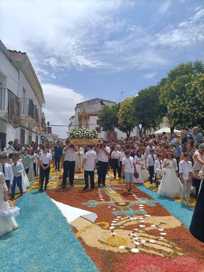 Las calles de San Vicente de Alcántara brillan en el día del Corpus