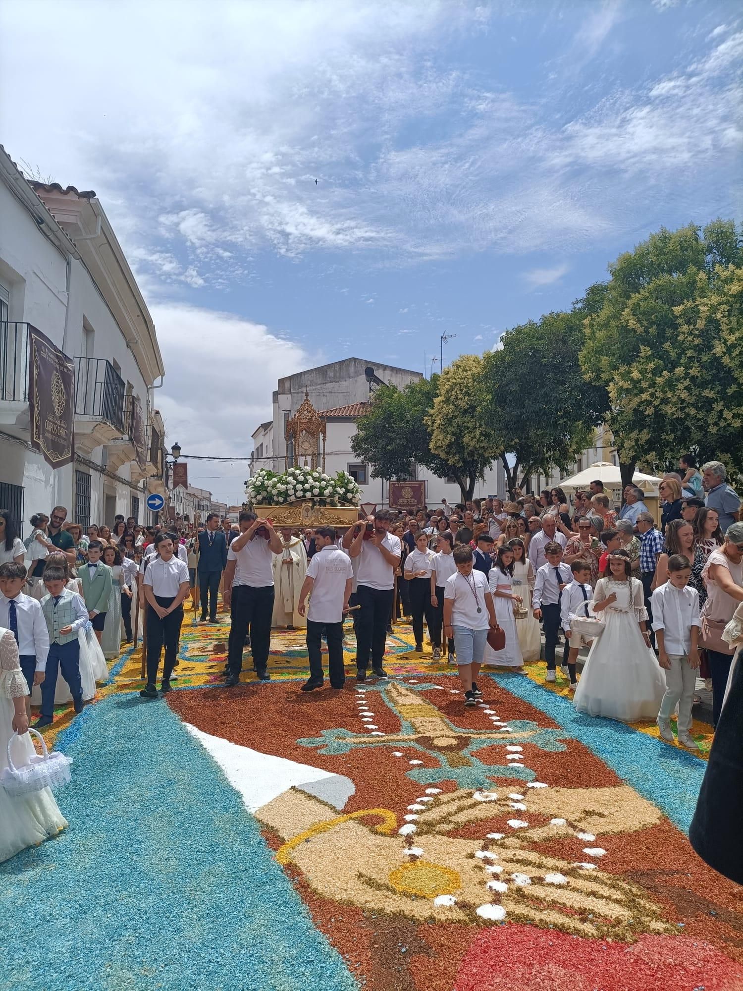 Las calles de San Vicente de Alcántara brillan en el día del Corpus