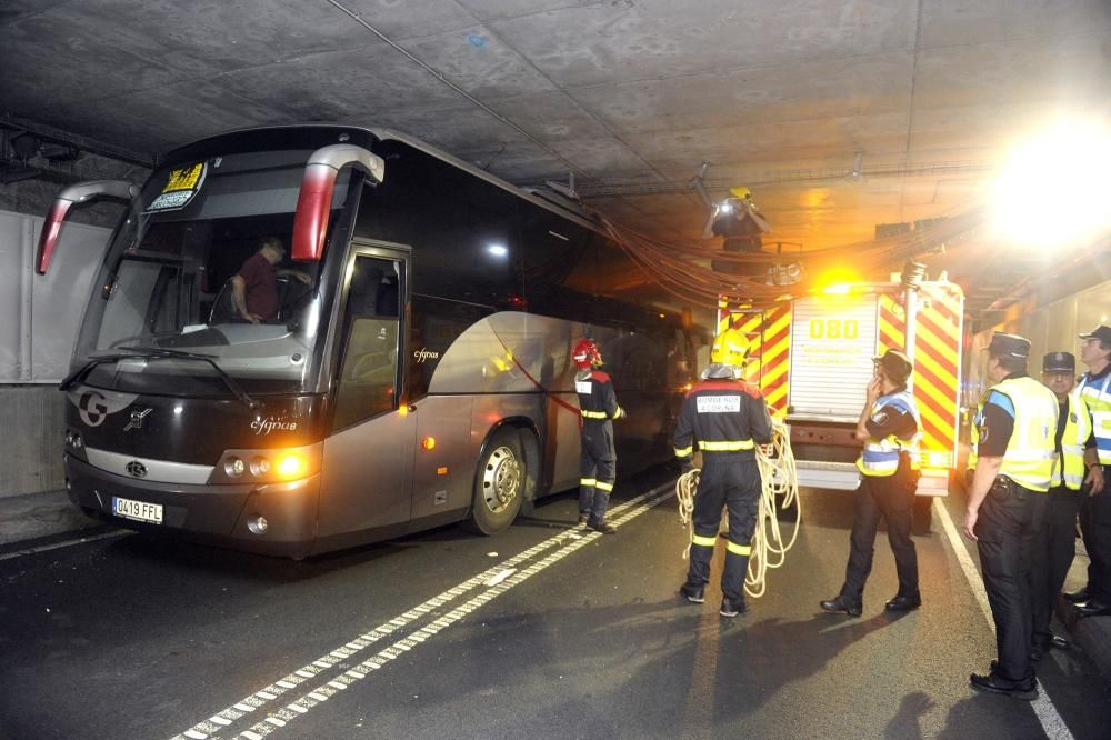 Un autobús escolar, atrapado en el túnel de María