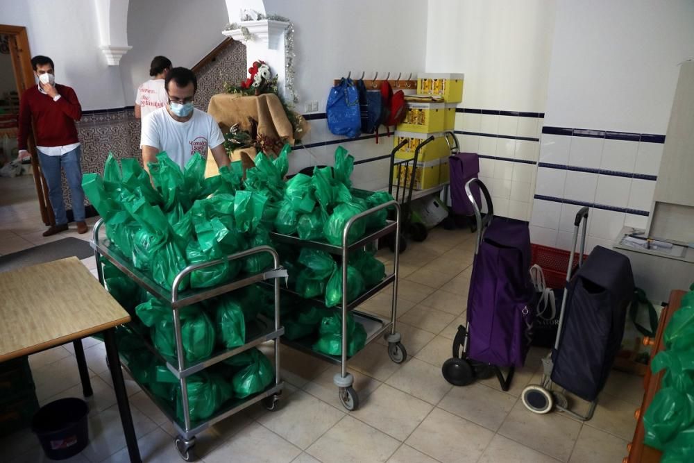 Reparto de menús navideños en el Comedor de Santo Domingo