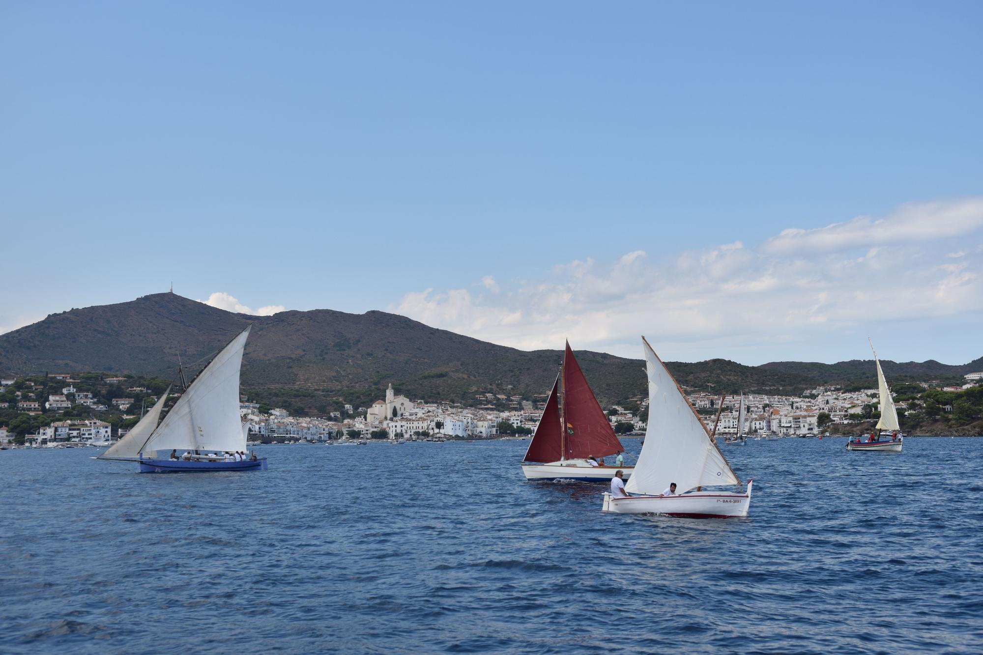 Tres barques i el poble enmig