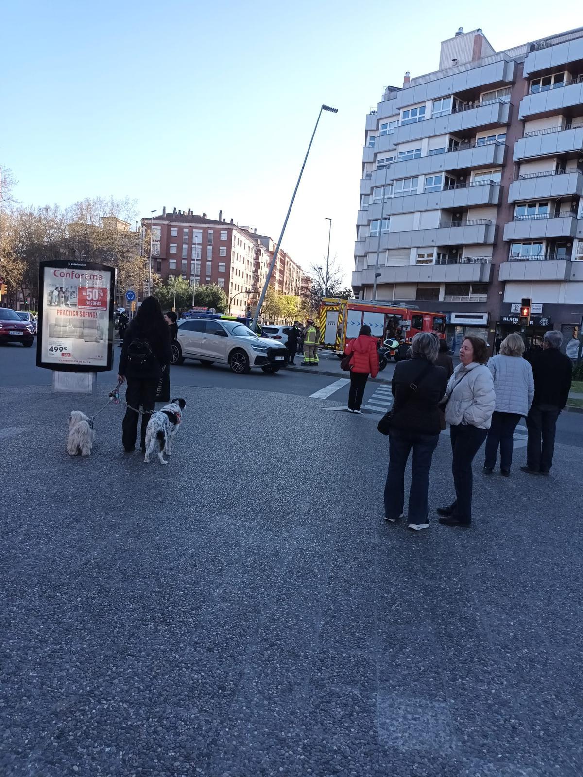 Bombers i policia, al punt on un vehicle ha impactat contra un fanal a la rotonda de Santa Eugènia.