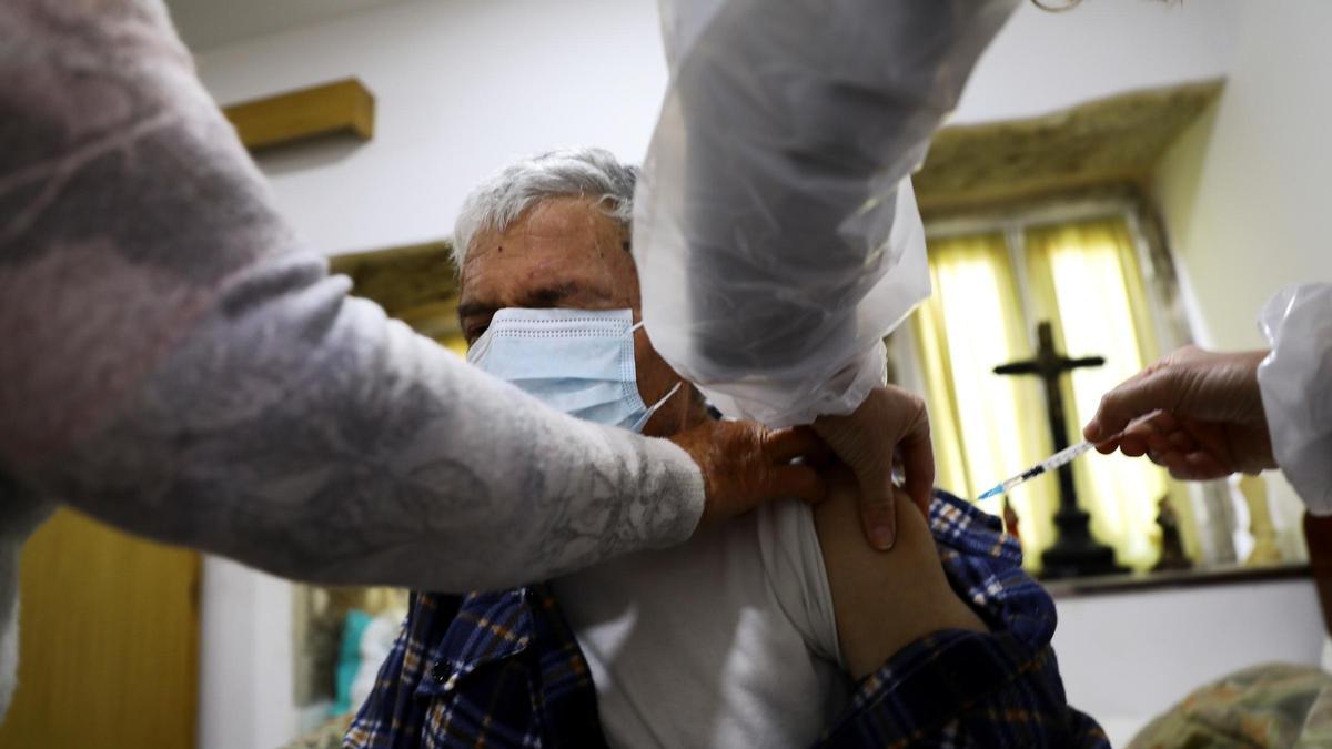 Un hombre recibe la vacuna contra el coronavirus en su casa en Portugal