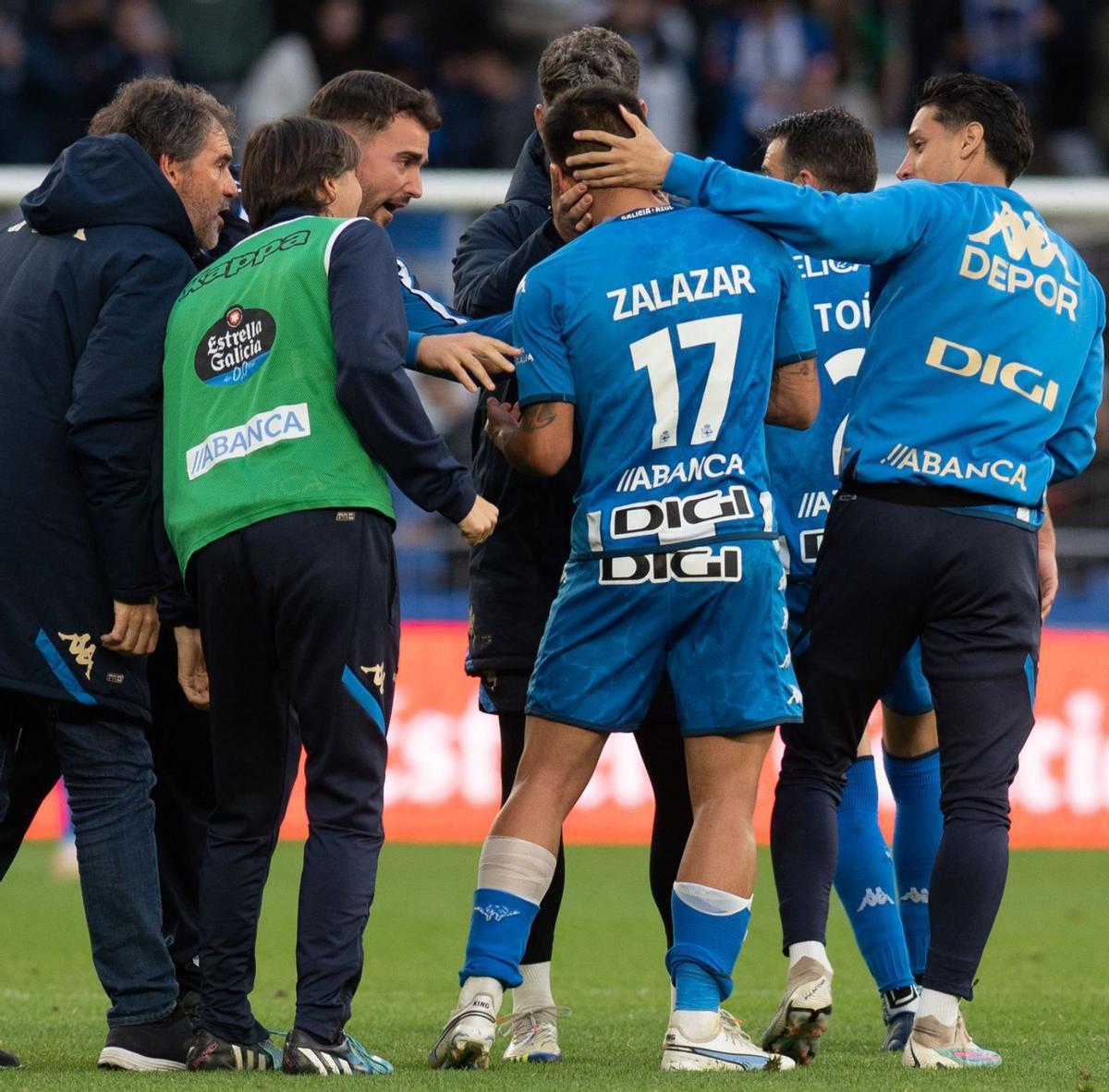 Kuki, de espaldas, felicitado por compañeros y cuerpo técnico tras el partido contra el Ceuta. |  // CASTELEIRO