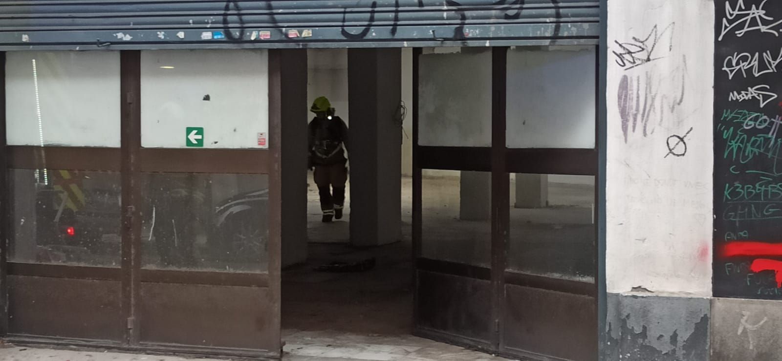 Susto en la calle Carmen por el incendio de un local en desuso