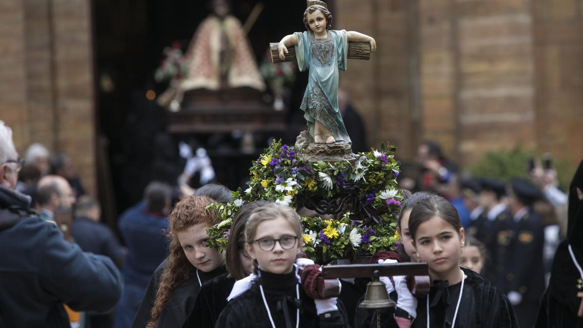 Paso del Santo Entierro procesionando por Oviedo