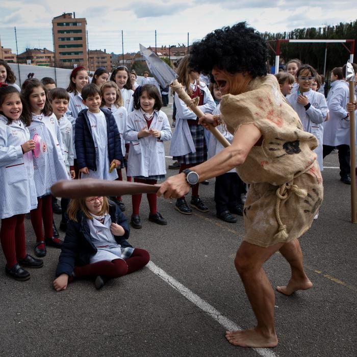 Profesores de Las Dominicas se disfrazan de obras artísticas