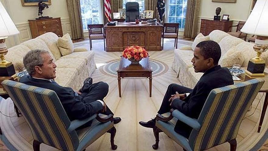 El presidente George W. Bush junto a Barack Obama en la Casa Blanca.