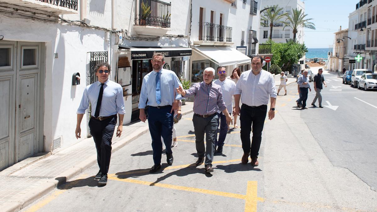 Los responsables de Turismo y el alcalde en la calle Pont de Montacau, beneficiada por la subvención estatal.