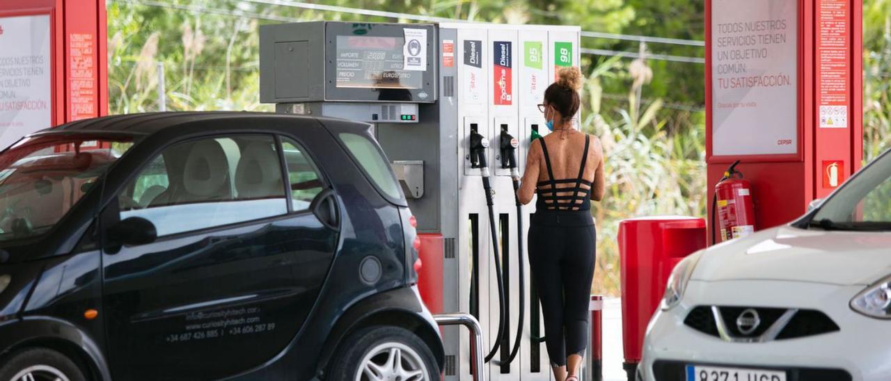 Los conductores se lo piensan dos veces antes de llenar el depósito.