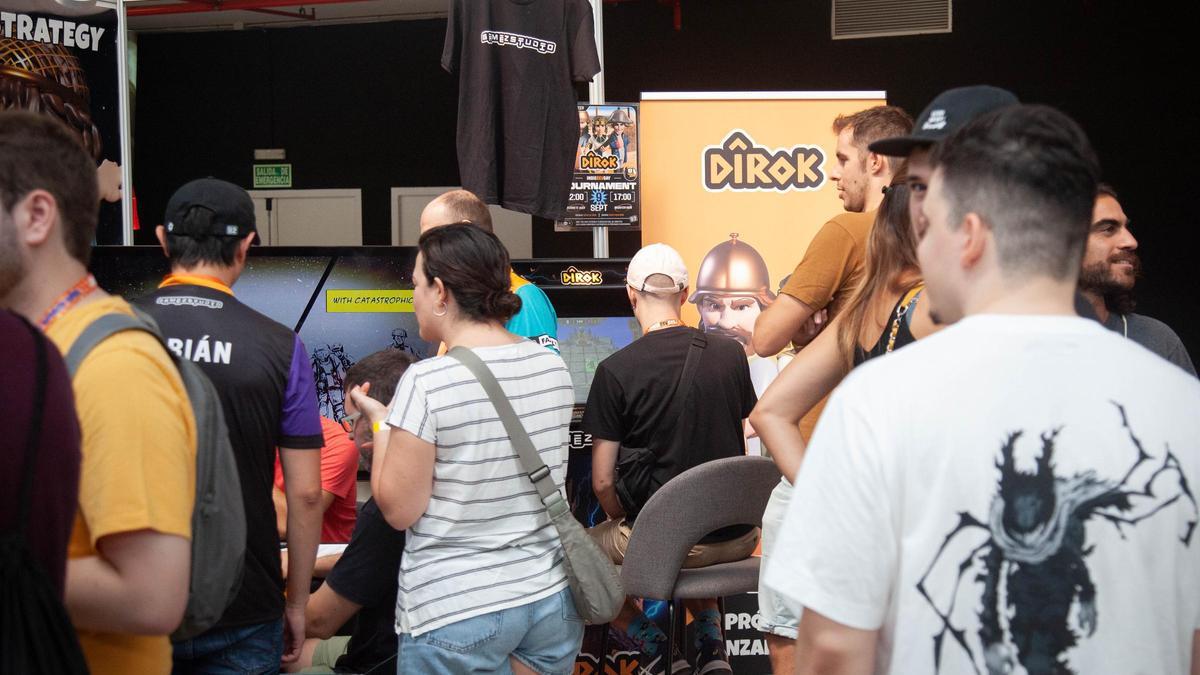 Público asistente al stand de &quot;Dîrok&quot; en el IndieDevDay de Barcelona.