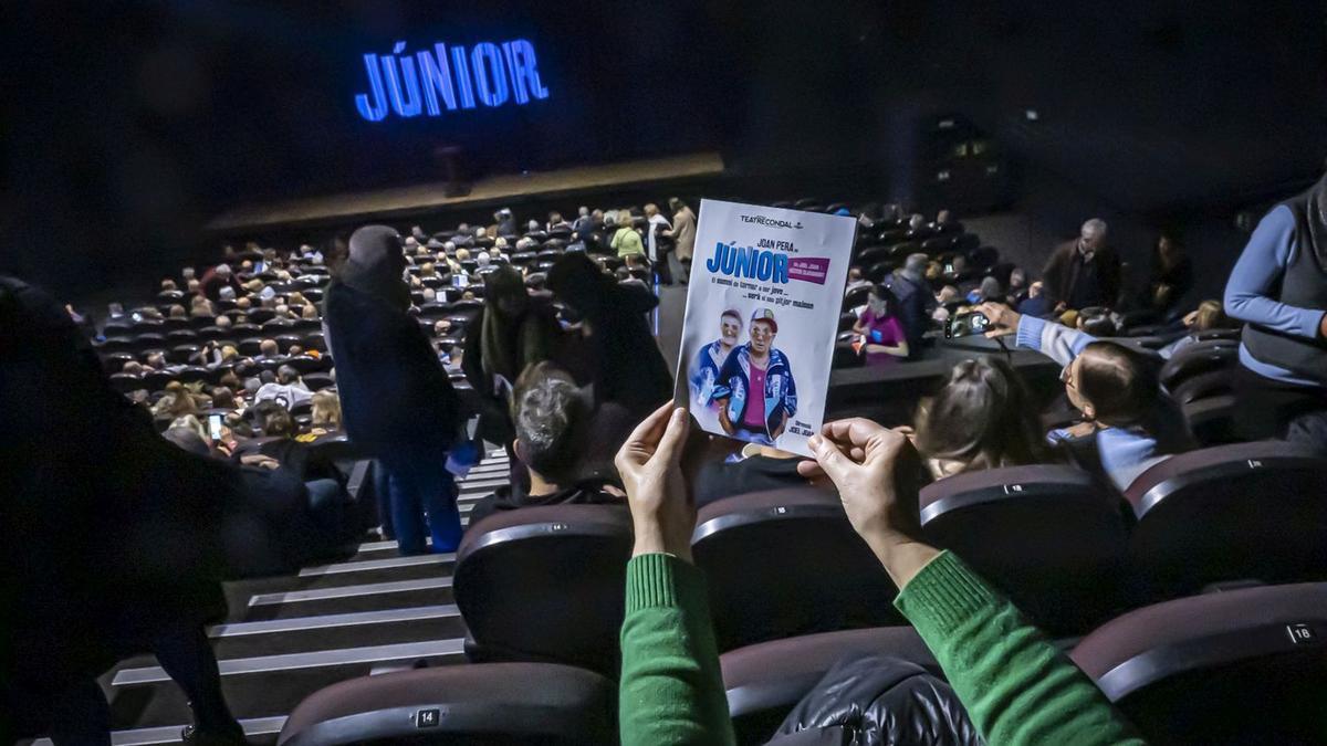 El estreno de Júnior en el Teatre Condal, la nueva comedia protagonizada por Joan Pera, fue divertida desde el primer momento. Nada más llegar a la sala del Paral.lel el público se ambientó en la historia gracias a un fotomatón