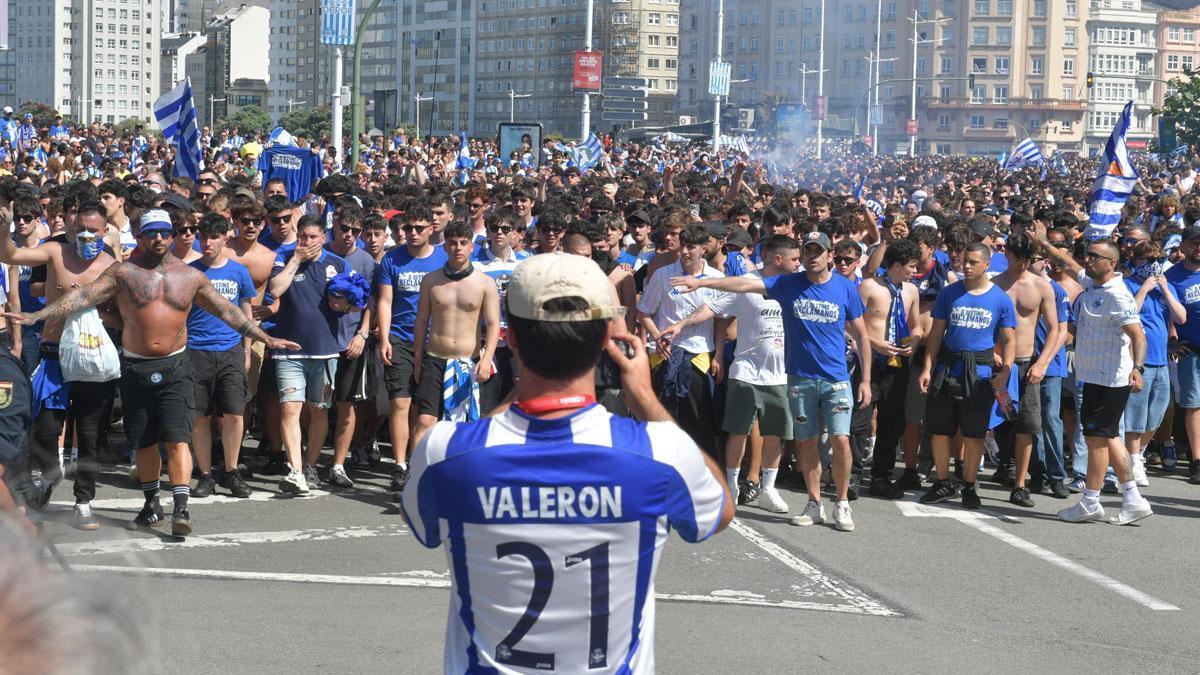 La afición del Deportivo llega a Riazor en la marcha previa al partido contra la UD Las Palmas la temporada pasada.
