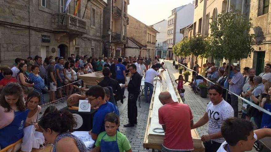 Elaboración del bocadillo gigante en el centro de A Cañiza. // D. P.