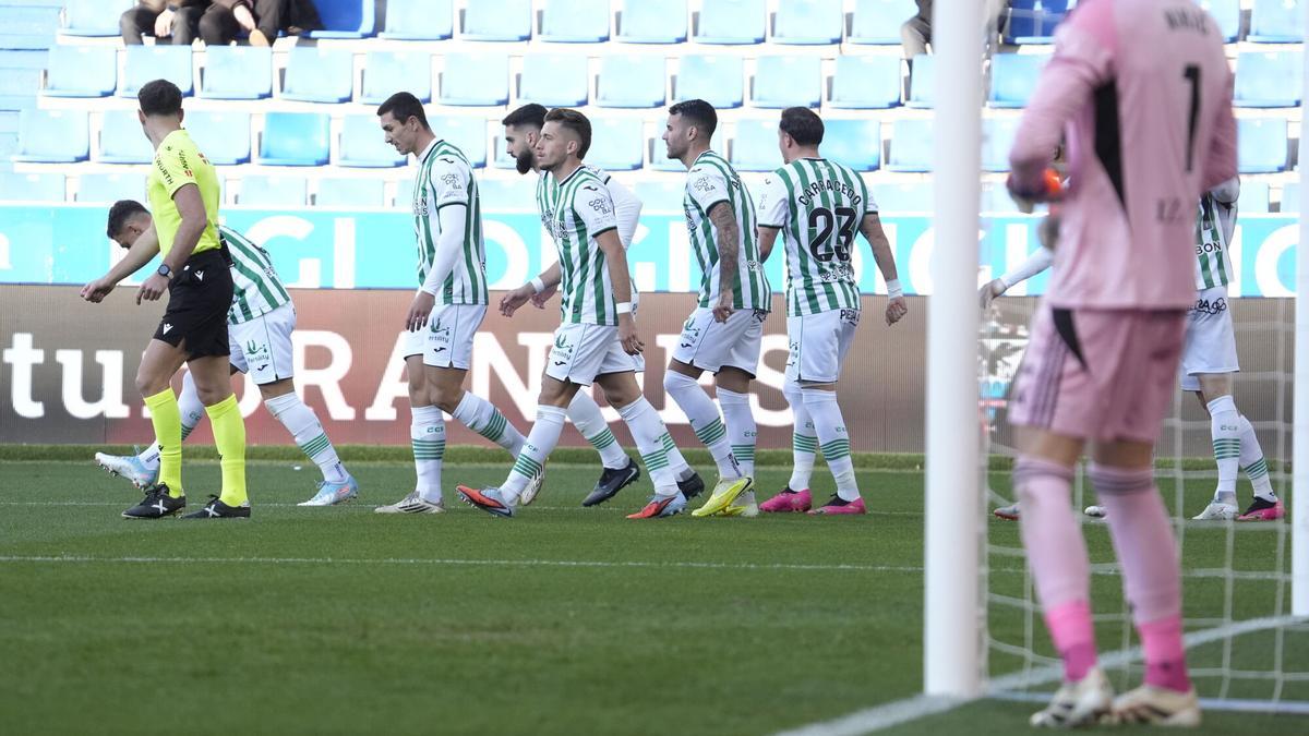 Los futbolistas del Córdoba CF celebran uno de sus goles en Mendizorroza.