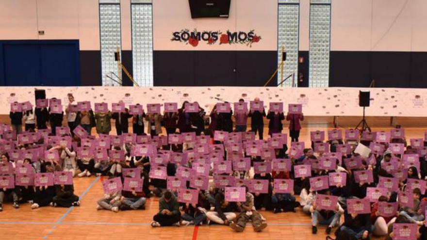 Alumnado participante en el acto del 25-N en Mos.