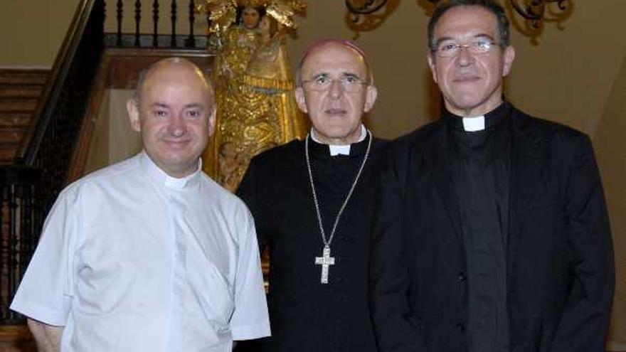 Jordi Miró a la izquierda de la imagen, junto al arzobispo.