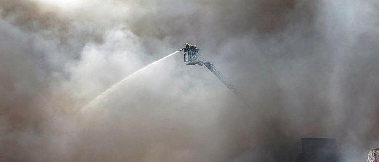 Los bomberos intentan controlar las llamas. | Efe / Eliseo Trigo