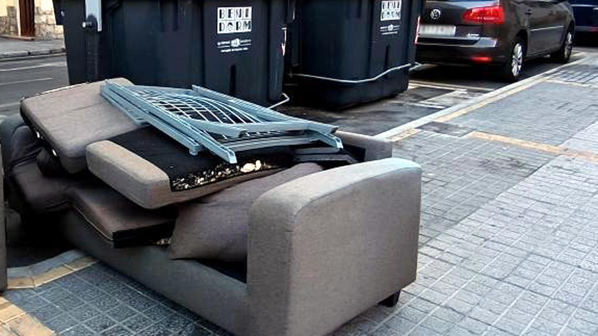 Benidorm afronta el aumento de enseres abandonados con más del 55% dejados en la calle sin avisar