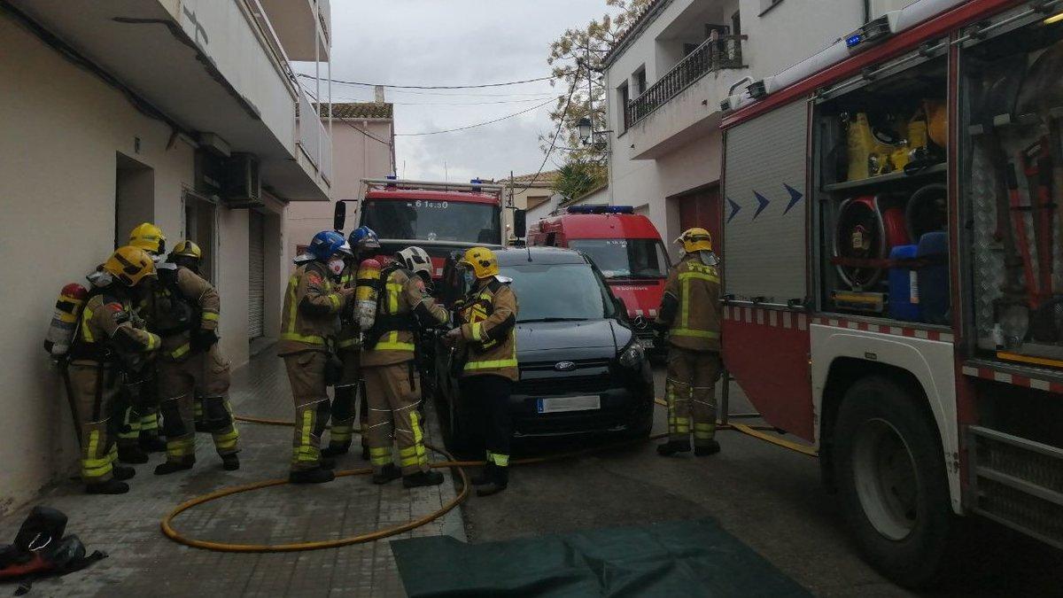 Los bomberos extinguen el fuego de Castellví de la Marca, el 27 de noviembre del 2020