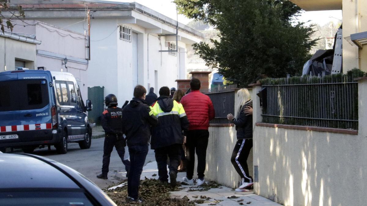 Dos dels detinguts per la seva suposada vinculació amb el crim de Cabanelles, custodiats pels Mossos el 14 de desembre del 2021 (horitzontal)