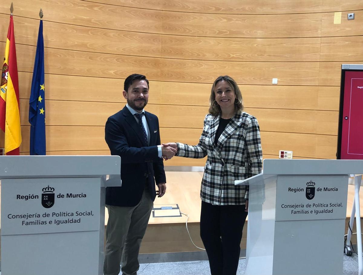 la consejera Conchita Ruiz y el presidente del Colegio de Odontólogos, Pedro Caballero, durante la firma el convenio
