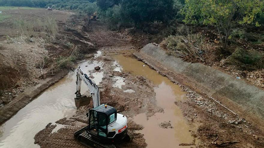 Acondicionan a contrarreloj el torrente de ses Planes ante la amenaza de nuevas lluvias en el Llevant