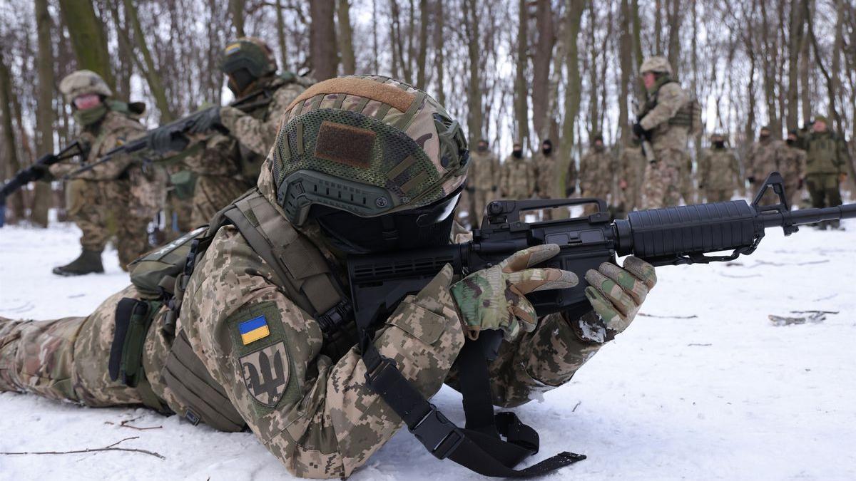 Un voluntario de las milicias ucranianas se entrena en Kiev.