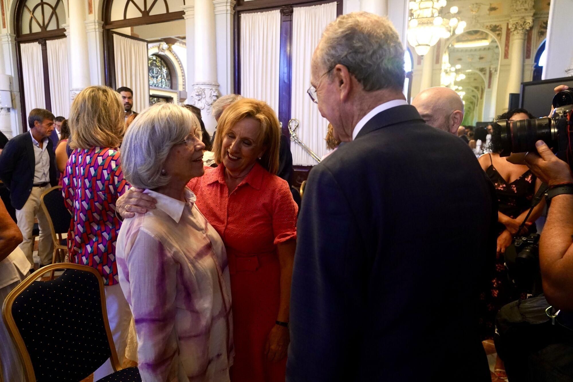  La emoción y la memoria, los momentos asociados al dolor, irrumpieron de regreso al alma de los presentes en el homenaje institucional a Martín Carpena celebrado en el Salón de los Espejos del Ayuntamiento de Málaga. En el mismo lugar en el que hace un cuarto de siglo estuvo situada la capilla ardiente en la que lo lloró su ciudad. 