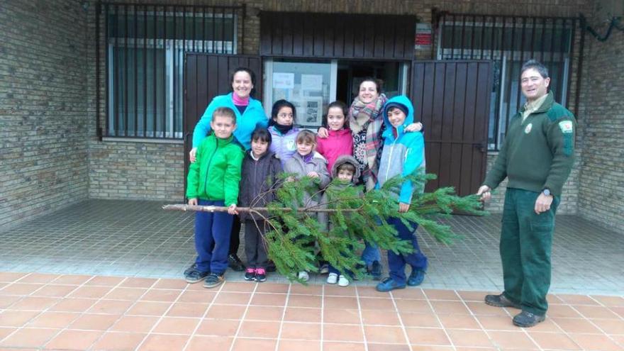 Los siete alumnos del CRA de Mahíde, la pasada Navidad.