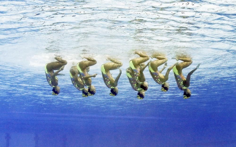 Ejercicio nipón de natación sincronizada, bajo el agua.