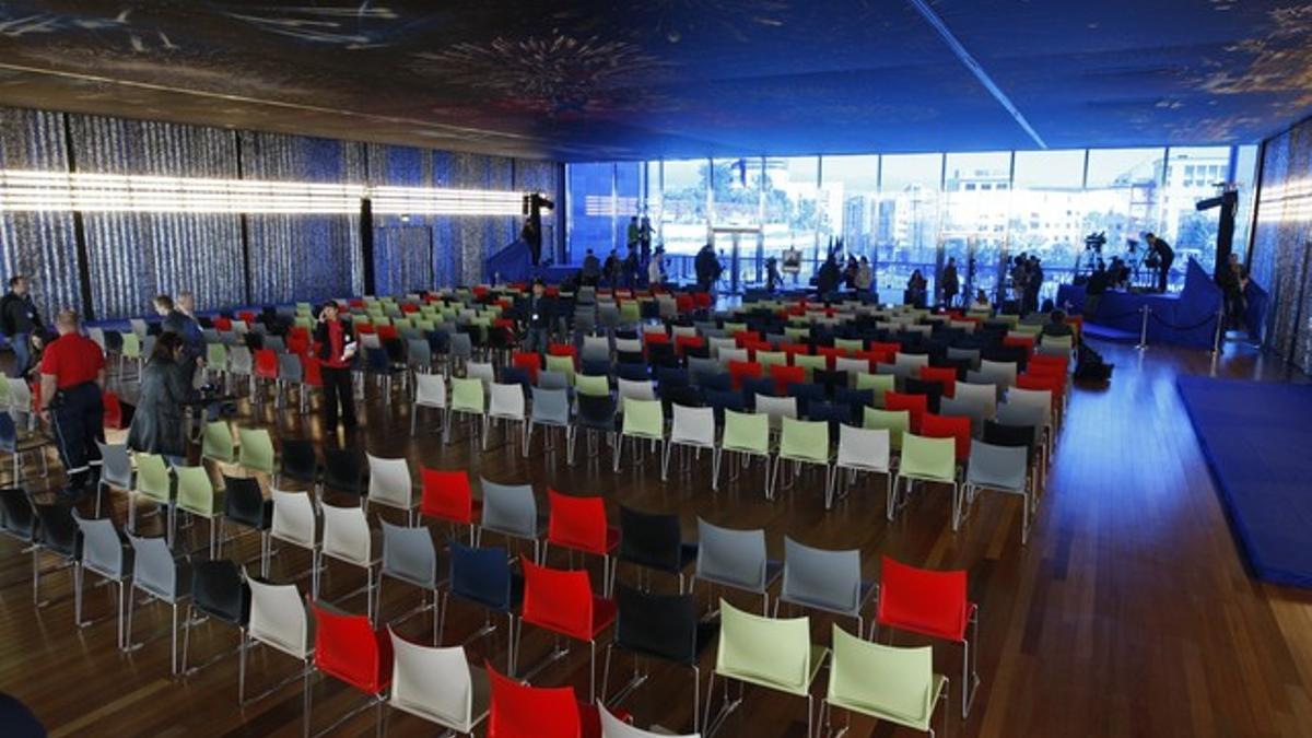 Preparativos en la sala donde tendrá lugar la ceremonia civil, en el Ayuntamiento de Montpellier.