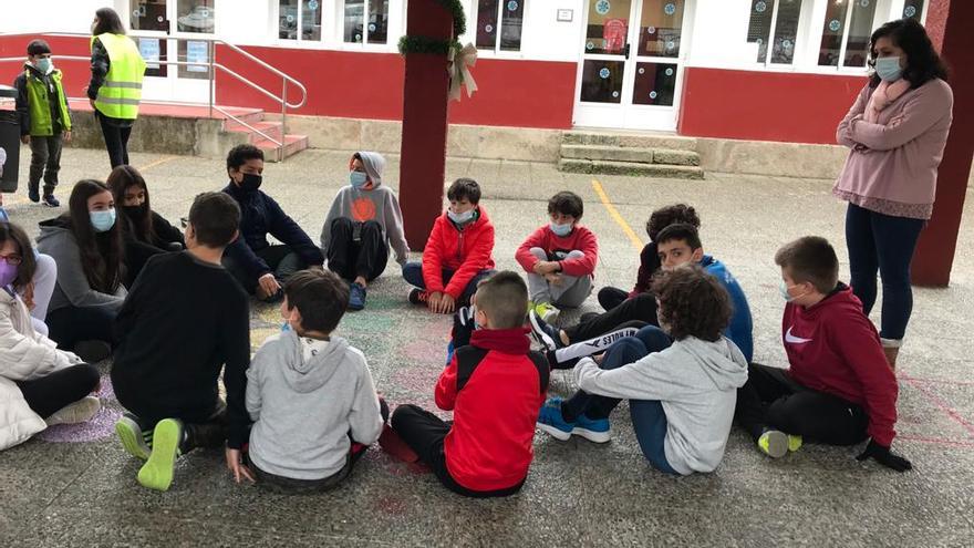 Algunos alumnos, ya en el patio tras evacuar el aula