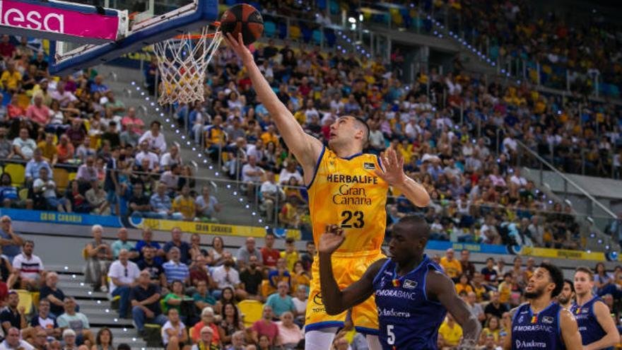 Burjanadze entra a canasta en el encuentro ante el Andorra en el Arena.