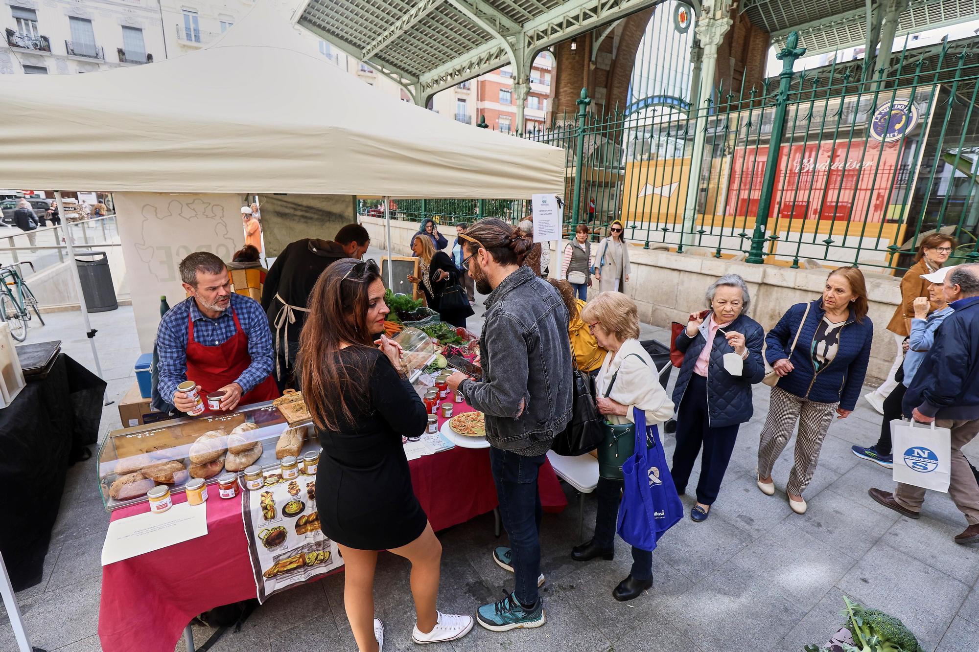 Mercadillo de frutas y verduras de huerta junto al mercado de Colón