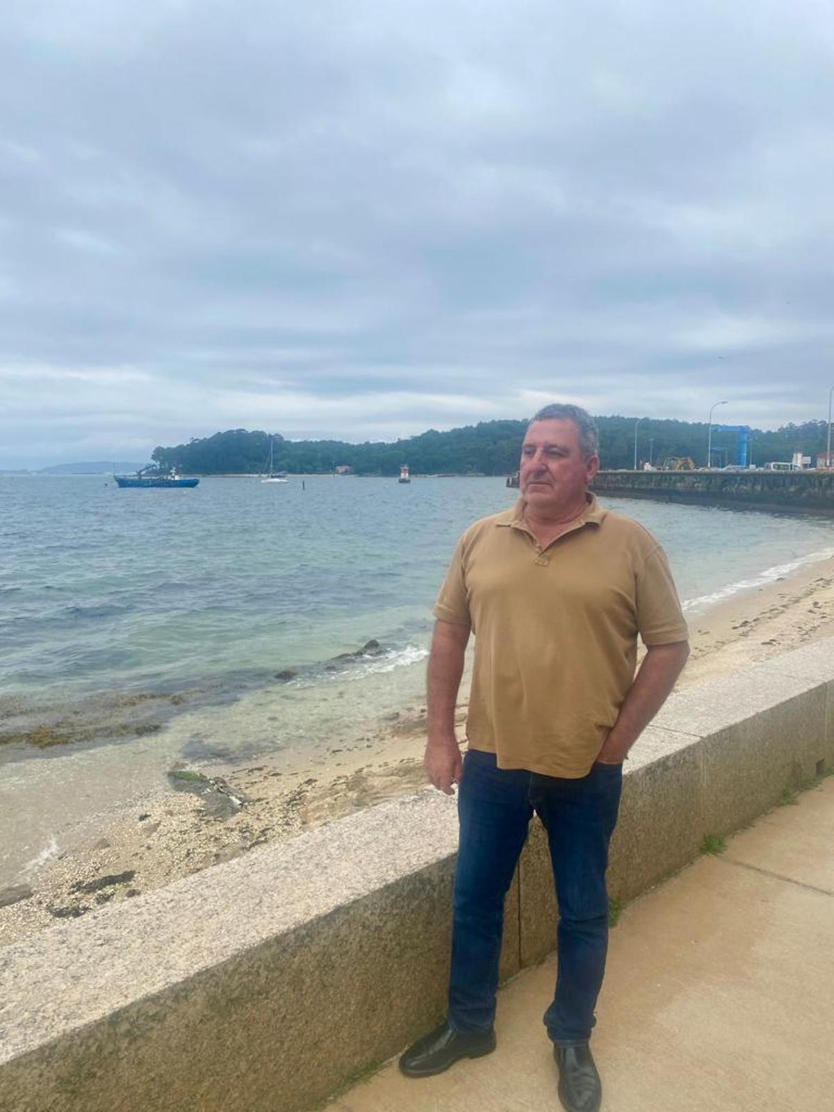José Luis Villanueva, presidente de la OPP-89, con algunos parques de cultivo y la isla de Cortegada, a sus espaldas.