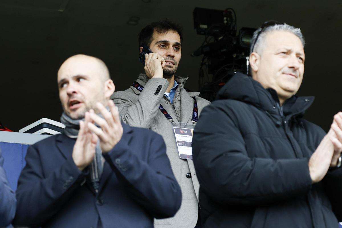 Alejandro Arribas, con el teléfono en mano, en el Alcorcón-FC Cartagena