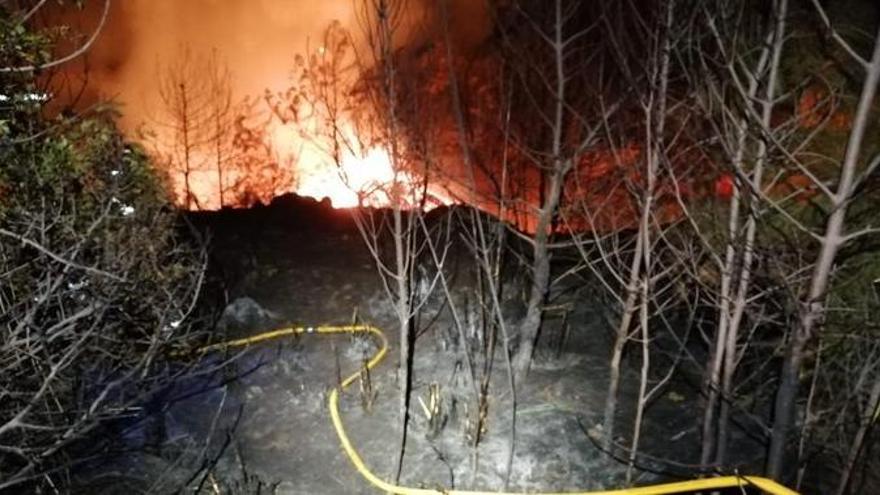 Un incendio de desechos en una cantera de Artà arde durante 14 horas