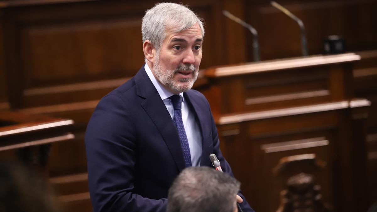 Archivo - El presidente de Canarias, Fernando Clavijo, interviene en la sesión de control al Gobierno en el Parlamento de Canarias