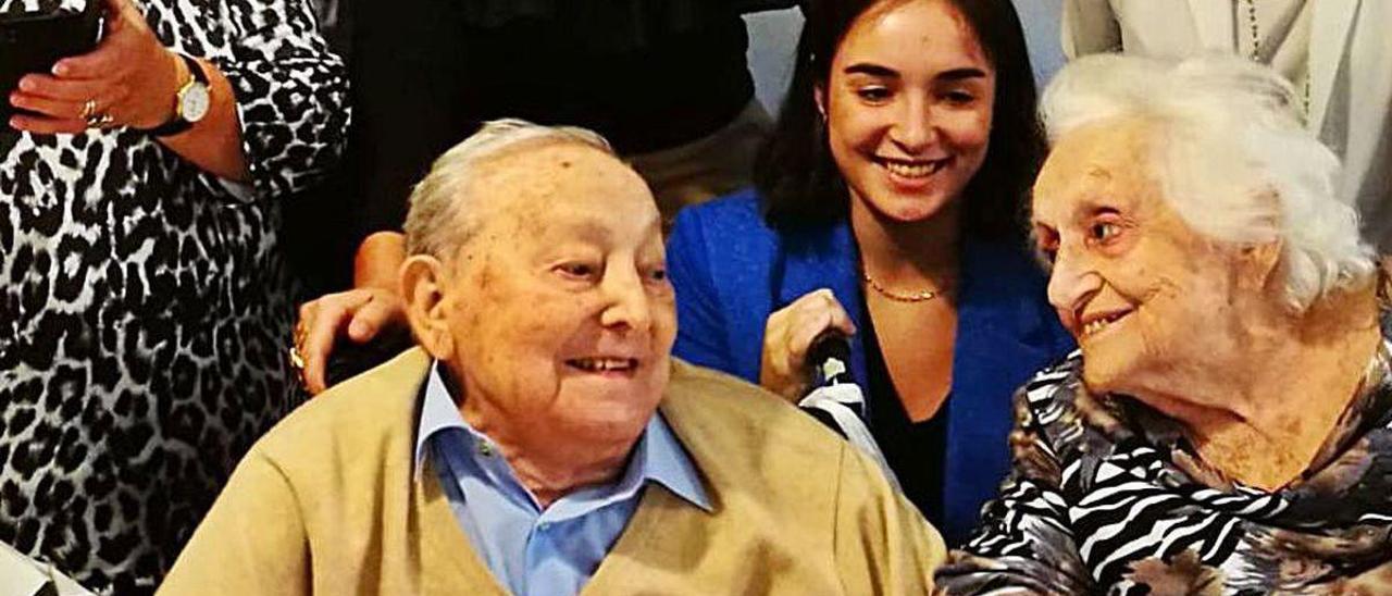 Ramón Ortea celebra su centenario junto a su esposa, Cesarina Tugnoli, y más familiares.