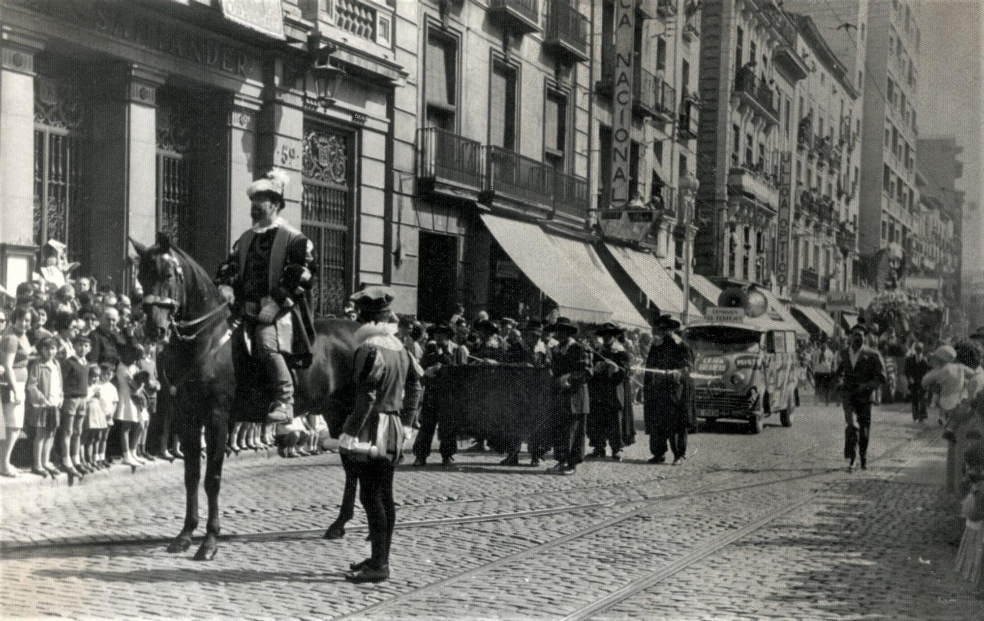 Fotos antiguas de las Fiestas del Pilar de Zaragoza: de la lectura del pregón a caballo a las ferias