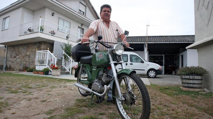 Fernando Pires posa con su motocicleta en su casa de San Pedro de Ancorados. // Bernabé/Cris M.V.