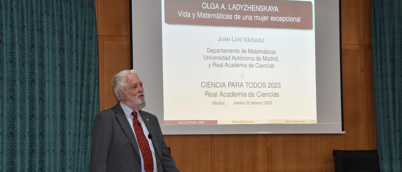 Juan Luis Vázquez, durante la conferencia de ayer en la Real Academia de Ciencias.