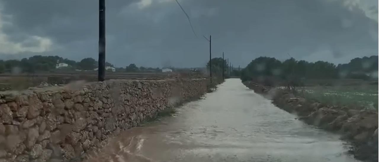 La lluvia inunda una carretera en Formentera