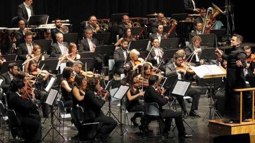 La orquesta durante su actuación en el Mar de Vigo.  // José Lores