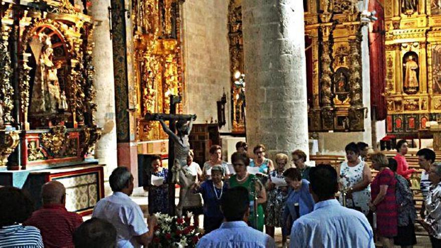 Besapiés en la iglesia de San Juan.