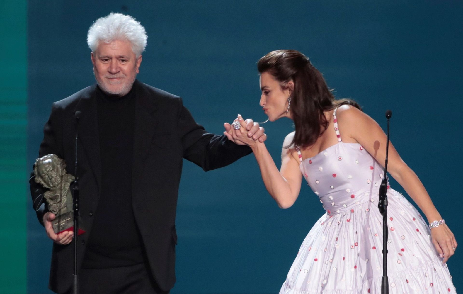 Pedro Almodóvar y Penélope Cruz durante los Premios Goya 2023