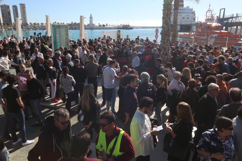 Concentración en contra de la torre del puerto