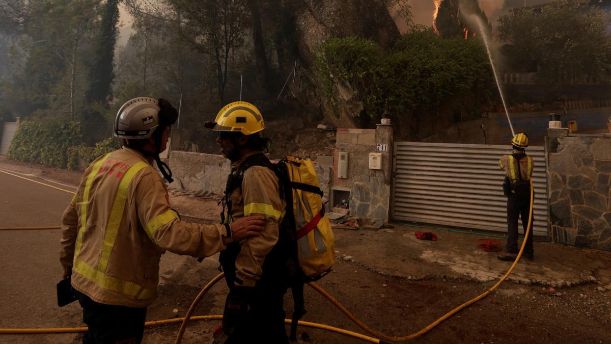 Bomberos de la Generalitat en el incendio en el Pont de Vilomara