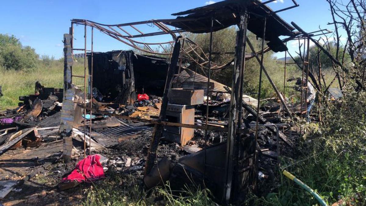 Chabola calcinada en sa Joveria. | J.A. COSTA